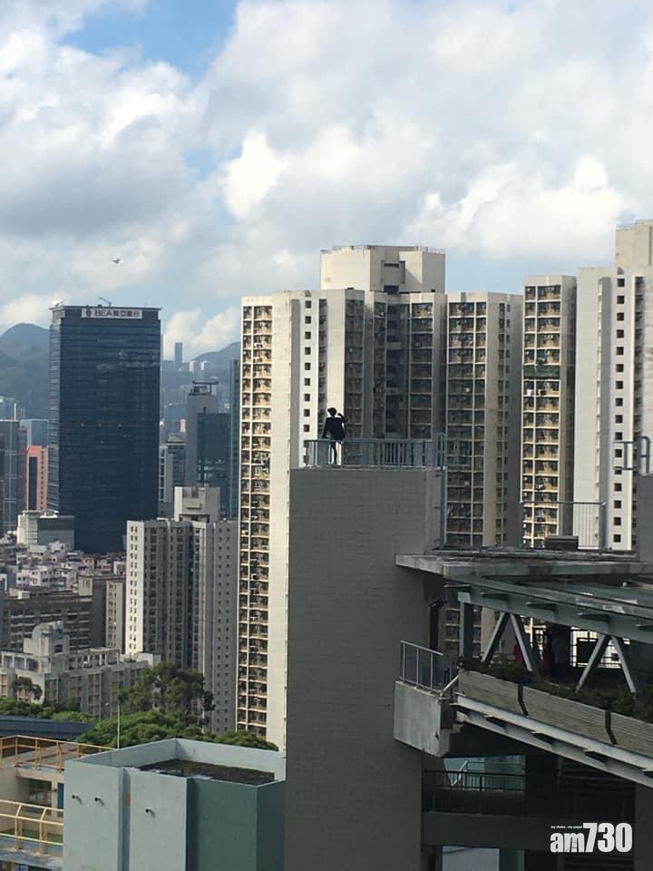 目擊者指涉事青少年一度「打開隻手,比(畀)航拍機影」。(網民Kin Cheng@FB群組「安達邨之友」)