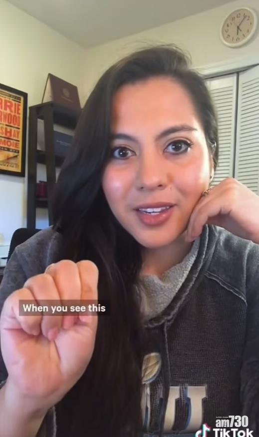 TikTok等社交平台有不少教授家暴求救手語的短片。(互聯網)