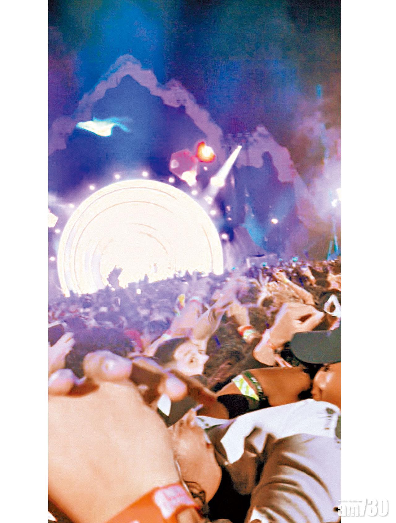 現場觀眾如沙甸魚逼在一起。(路透社)