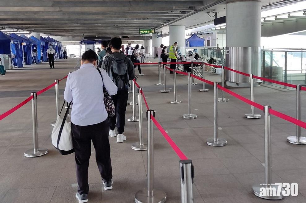 機場現時有一個檢測中心和流動採樣站,但被指開放時間不能方便所有機場員工。(網民Man Hing Lee@FB群組「香港機場實況討論區」)