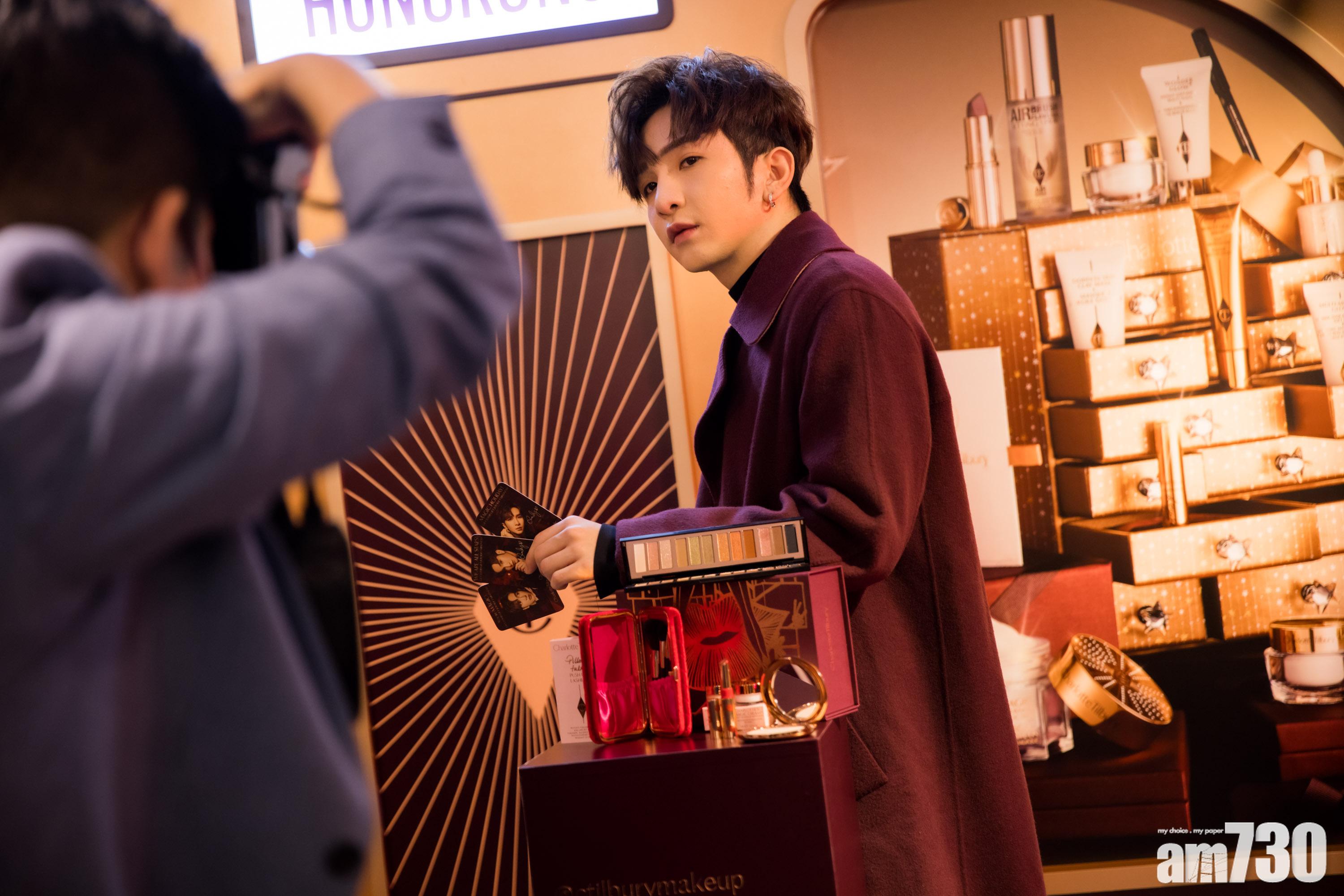 以一身英倫風紳士造型現身網上直播活動。