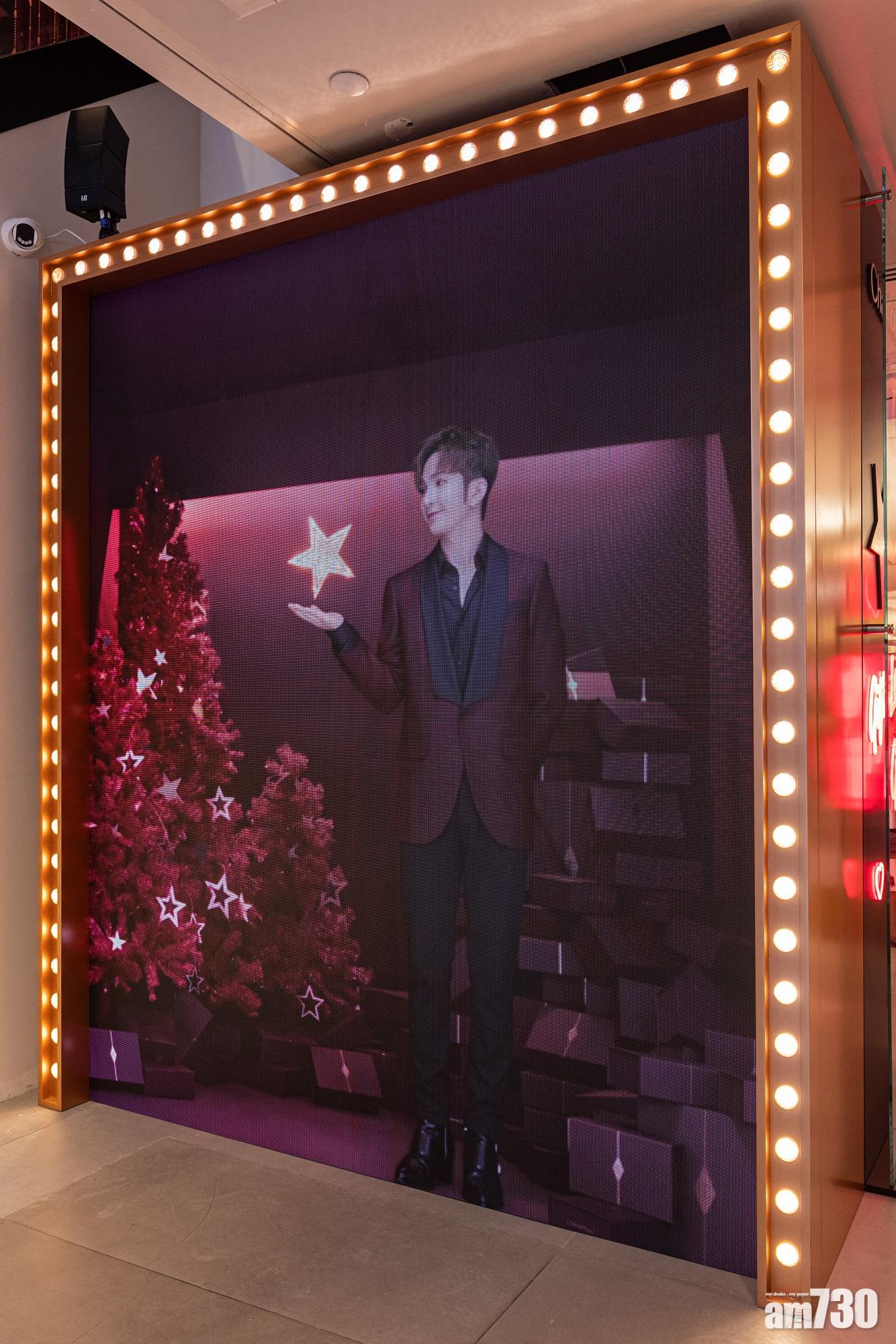 旁邊更有驚喜彩蛋,神徒們切勿錯過與教主「合照」的精彩時刻,Anson Lo在LED幕牆上展現Charlotte的美妝魔法,神徒們可以把握機會合影。