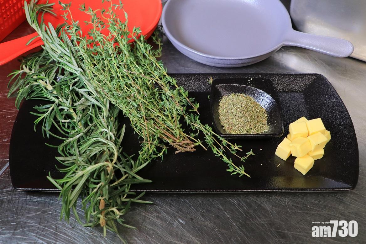 秘製牛油汁用牛肉湯汁加上多款香草、牛油製成,需要長時間熬煮,味道濃郁。