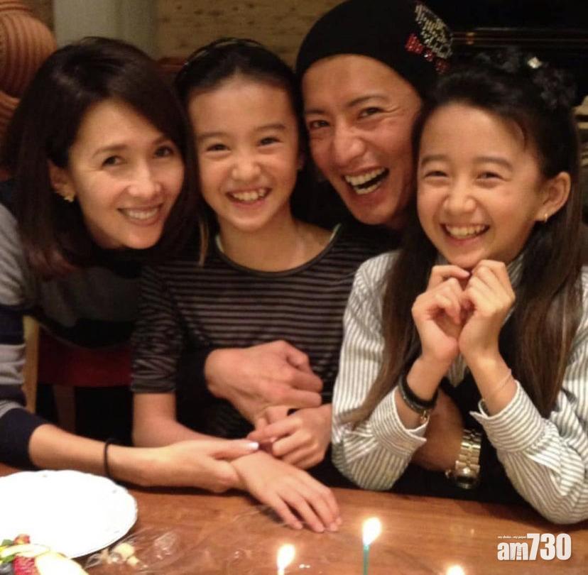 木村兩位愛女心美和光希上載昔日與父親慶生的全家福。(心美IG)