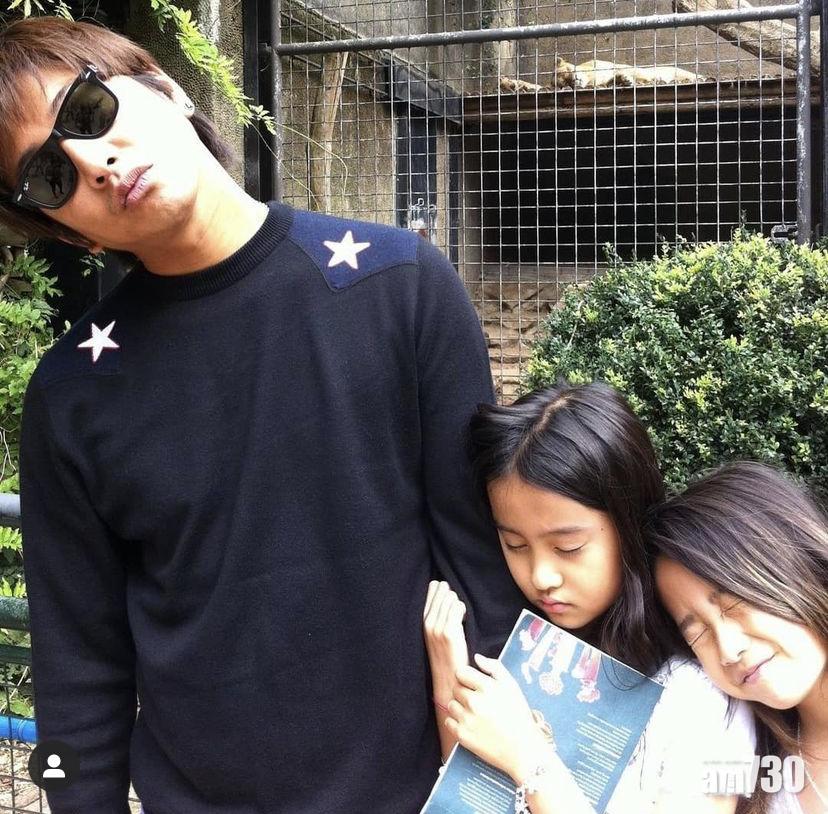 3父女鬼馬合照。