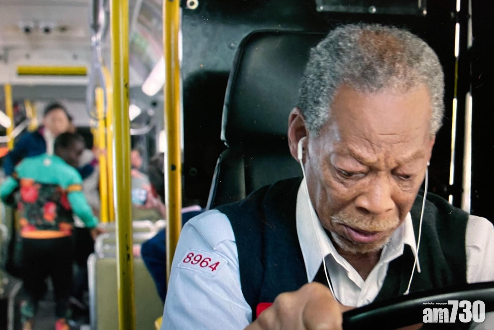 巴士司機的制服清楚看見「8964」的數字。(截圖)