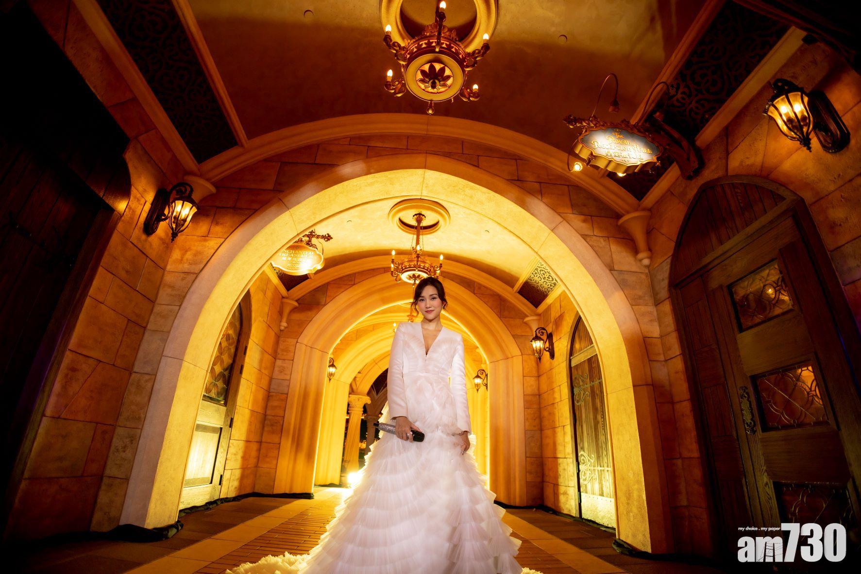 謝安琪換上另一晚裝獻唱。