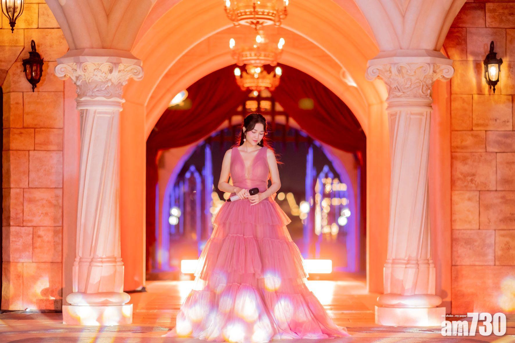 謝安琪先唱出《美女與野獸》的主題曲。