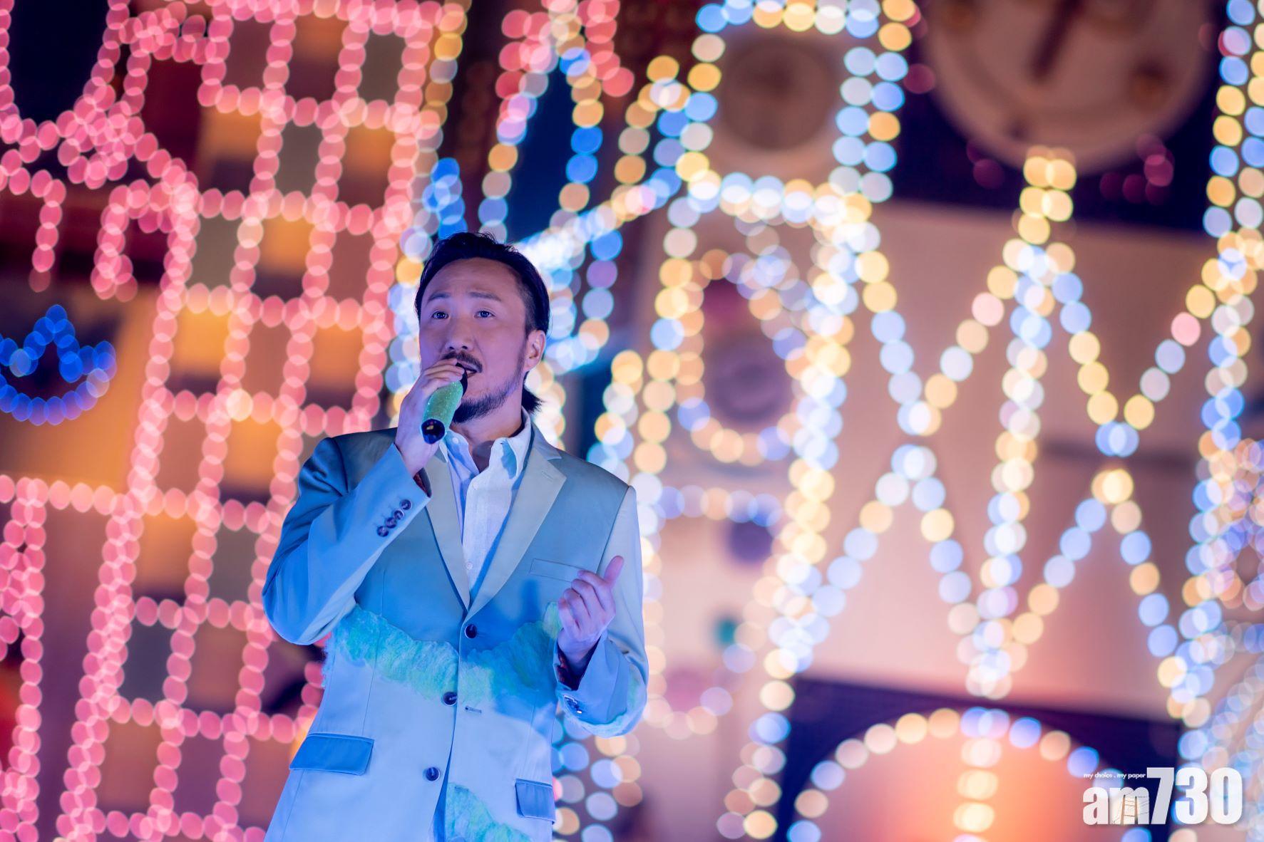 鄭中基唱《玩轉極樂園》歌曲。