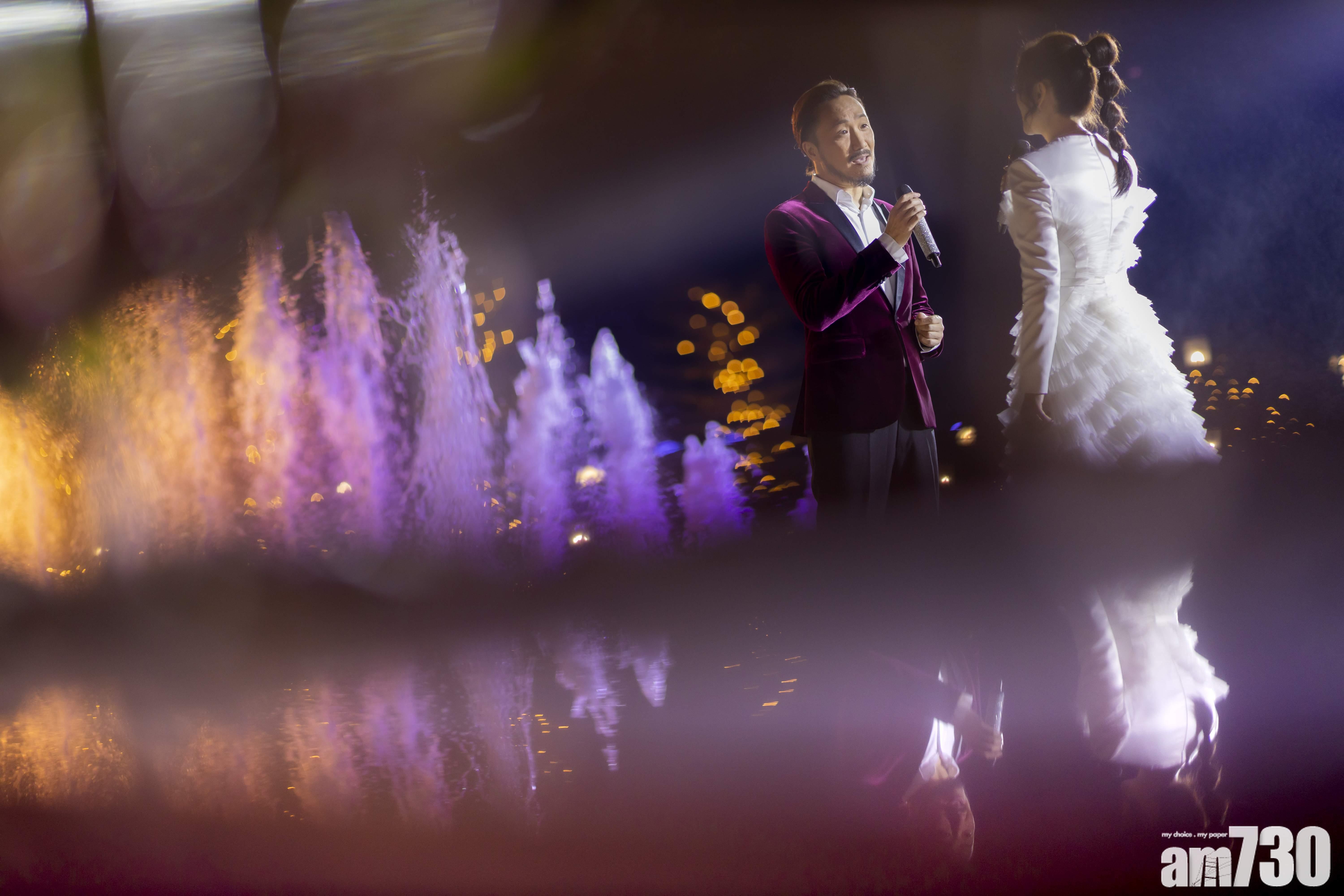 鄭中基與謝安琪合唱。