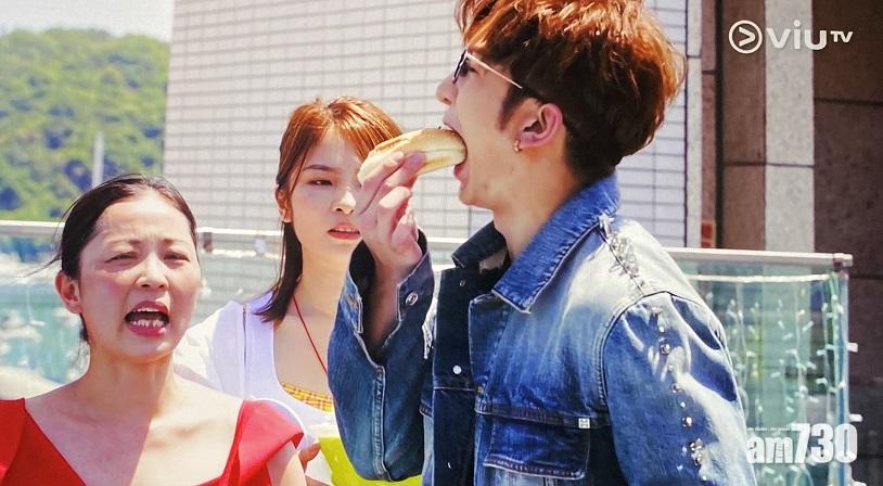 教主鯨吞熱狗。(截圖)