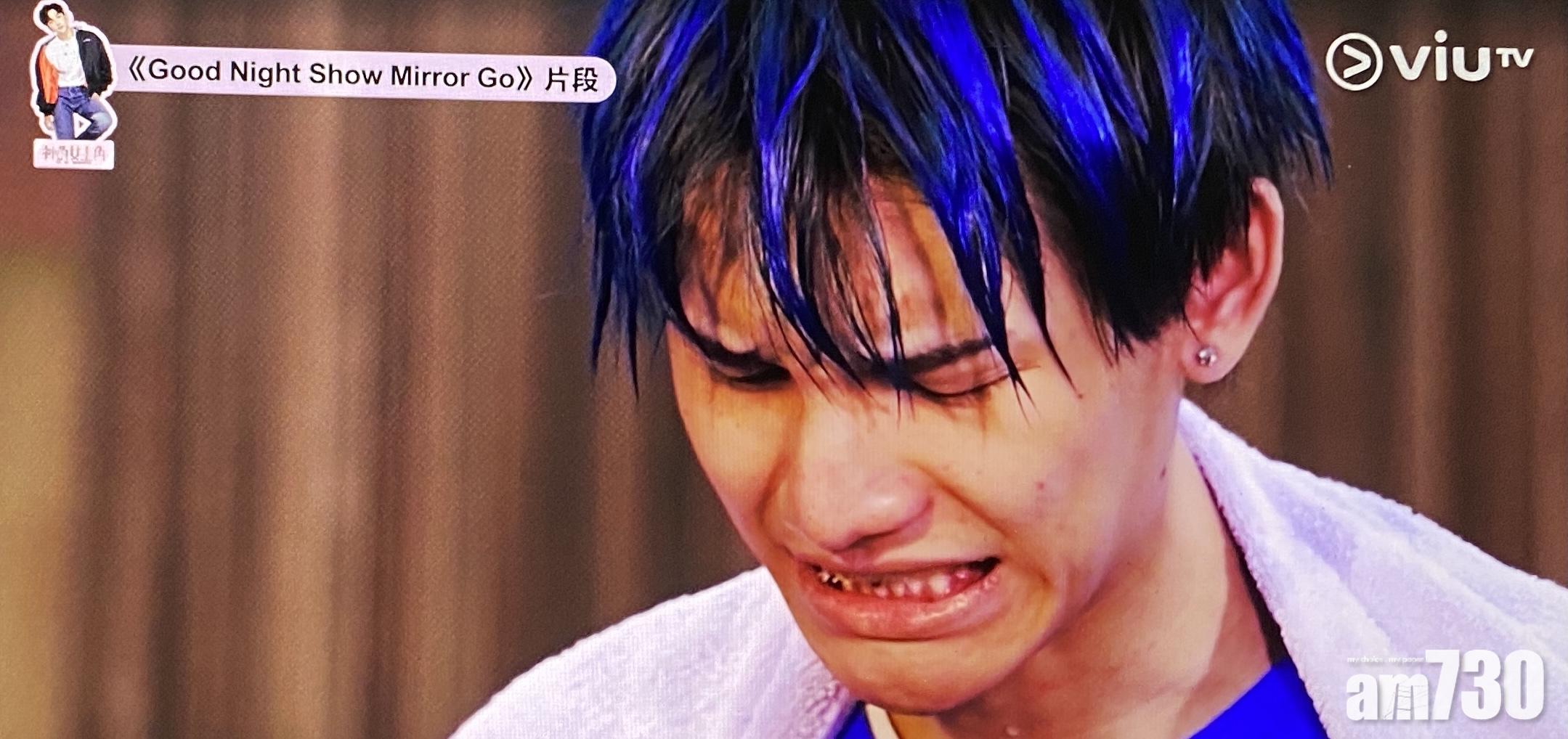 Jeremy Lee 在《MIRROR GO》吃麥皮蟲熱狗的畫面。(截圖)