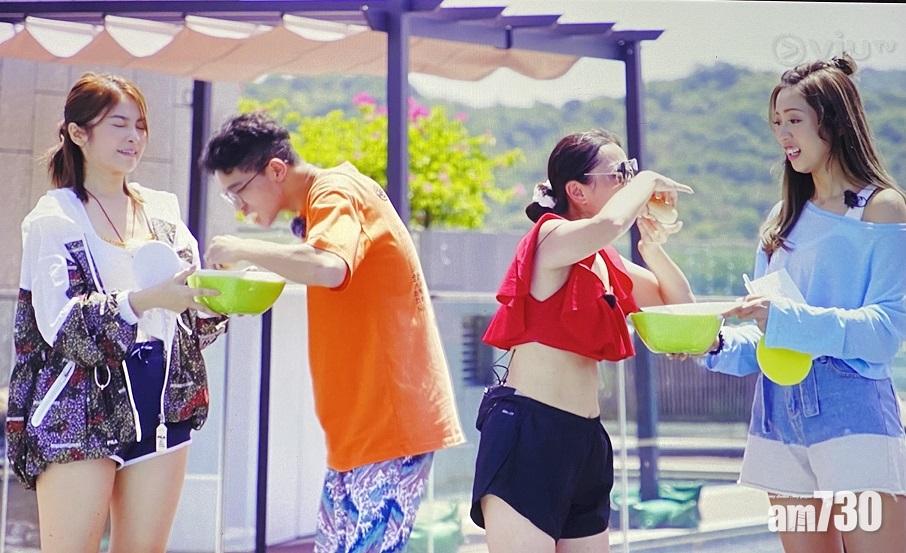 兩位參賽者要吃麥皮蟲熱狗。(截圖)