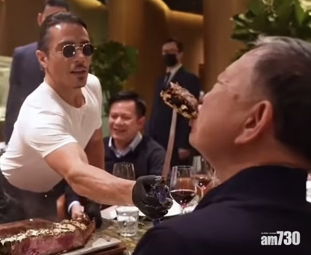 越南公安部長蘇林在倫敦食金箔牛扒 ,老闆兼名廚「灑鹽哥」以刀餵食。(互聯網)