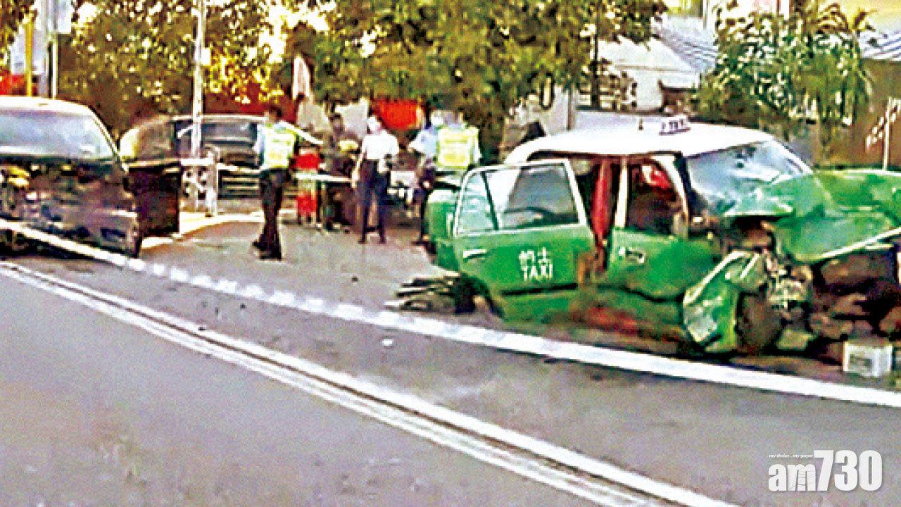 7人車與新界的士迎頭相撞。