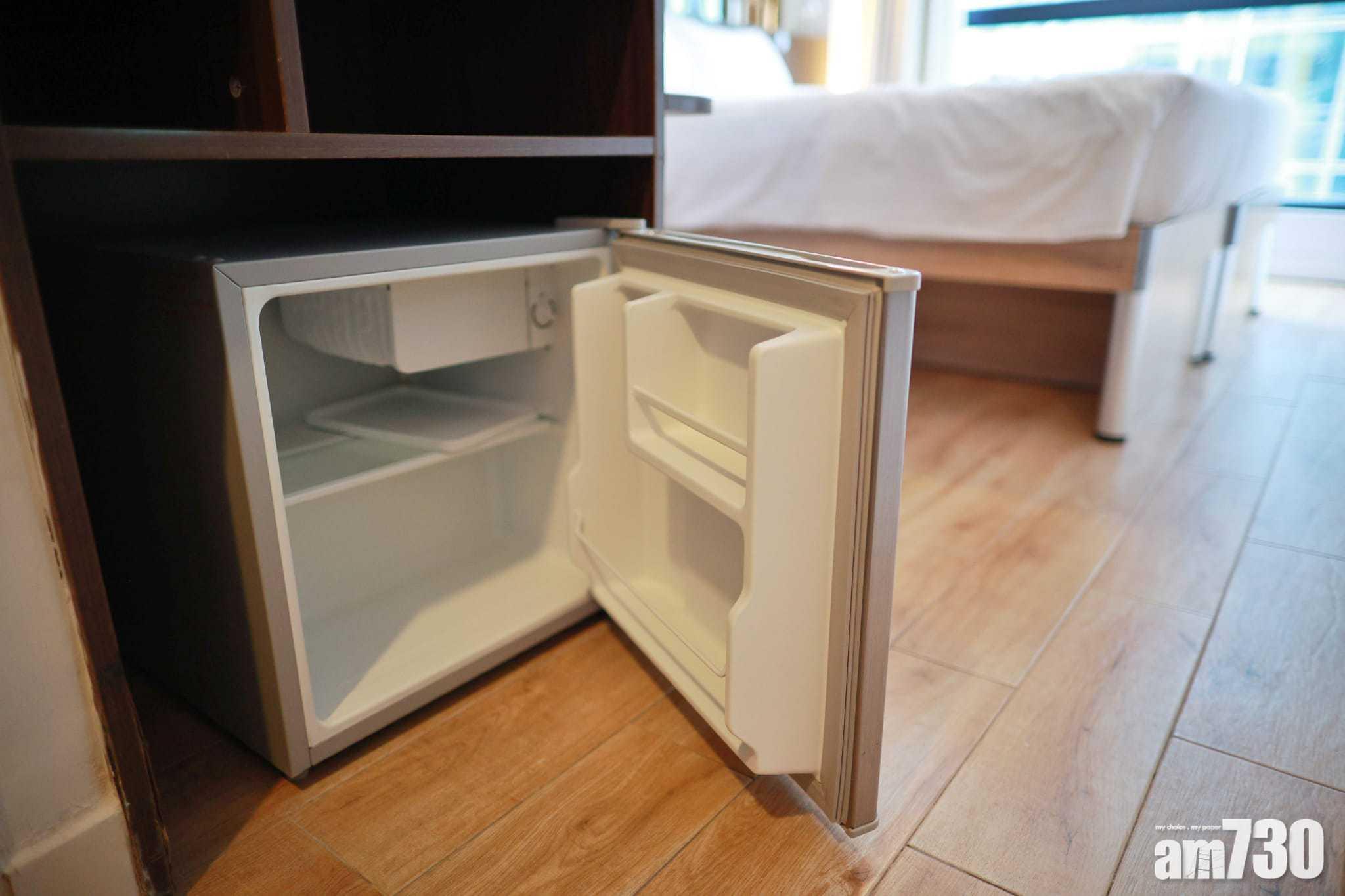 「德薈」每間房有小型雪櫃。(莊振邦攝)