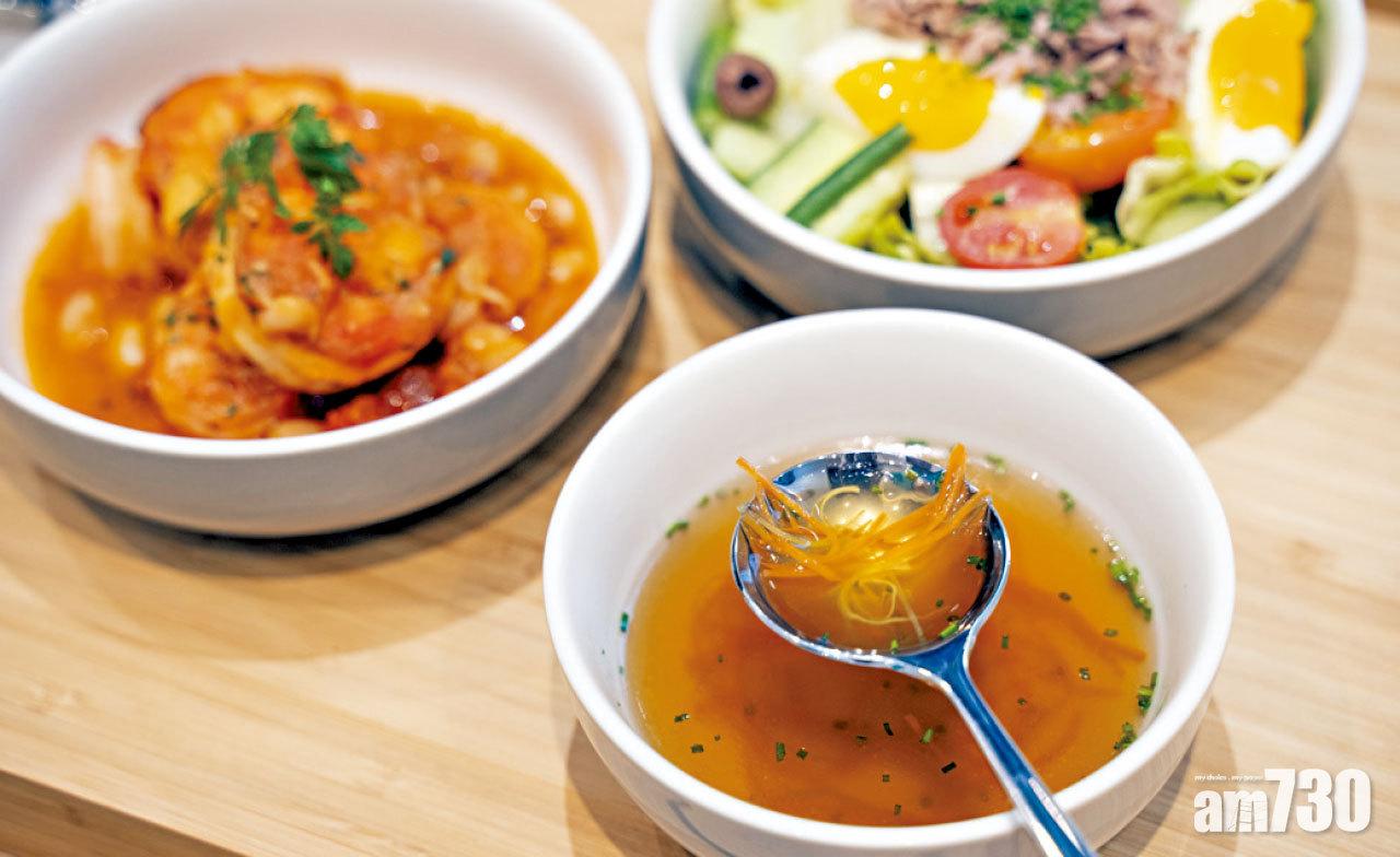 法式澄清雞湯,每日新鮮熬製超過6小時,再加入切成細絲的當季蔬菜,雞味超濃。建議忙到頭昏腦脹時享用,令人精神一振!$40