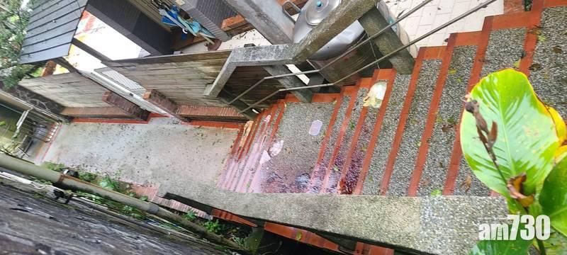 事發現場地面留下大片血跡。(互聯網)