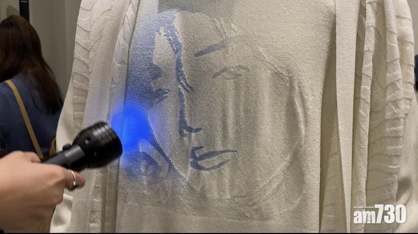 設計師特地從意大利訂來的布料,製作有熒光效果的純白套裝,若以電筒照射上身會出現Jer的樣子。