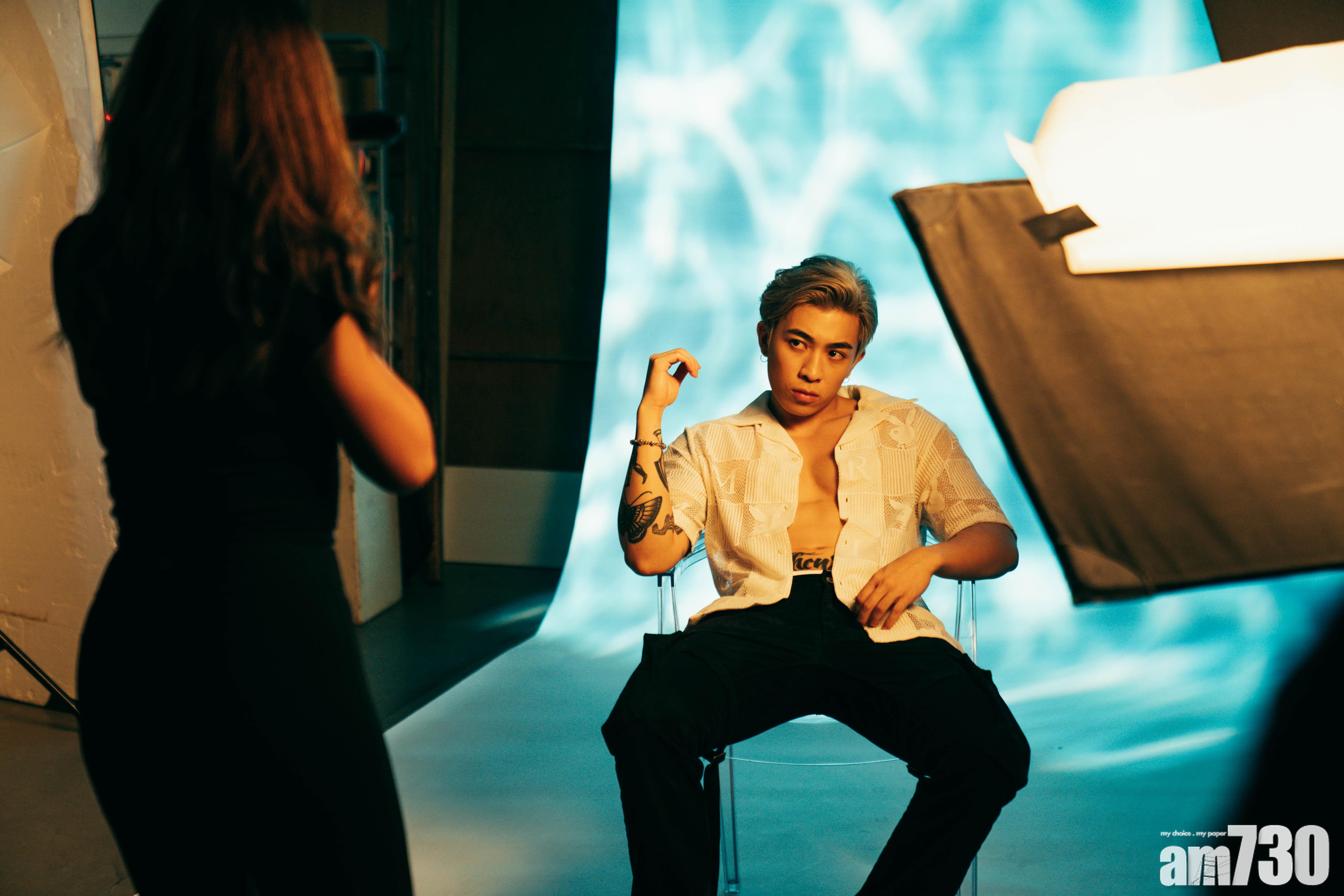 Tyson愛自主,不喜歡隨波逐流。
更以半裸爆肌造型上陣,