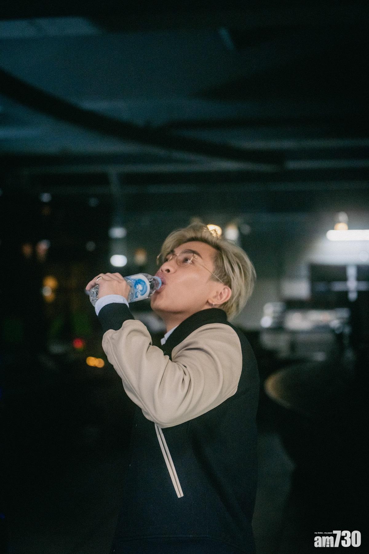 Tyson在新歌《That Guy》MV化身四眼宅男。