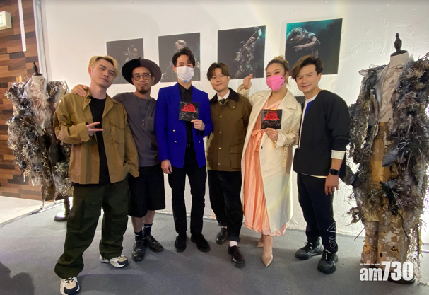 鄭欣宜和馮允謙親臨參觀展覽,C AllStar送上簽名專輯作紀念。