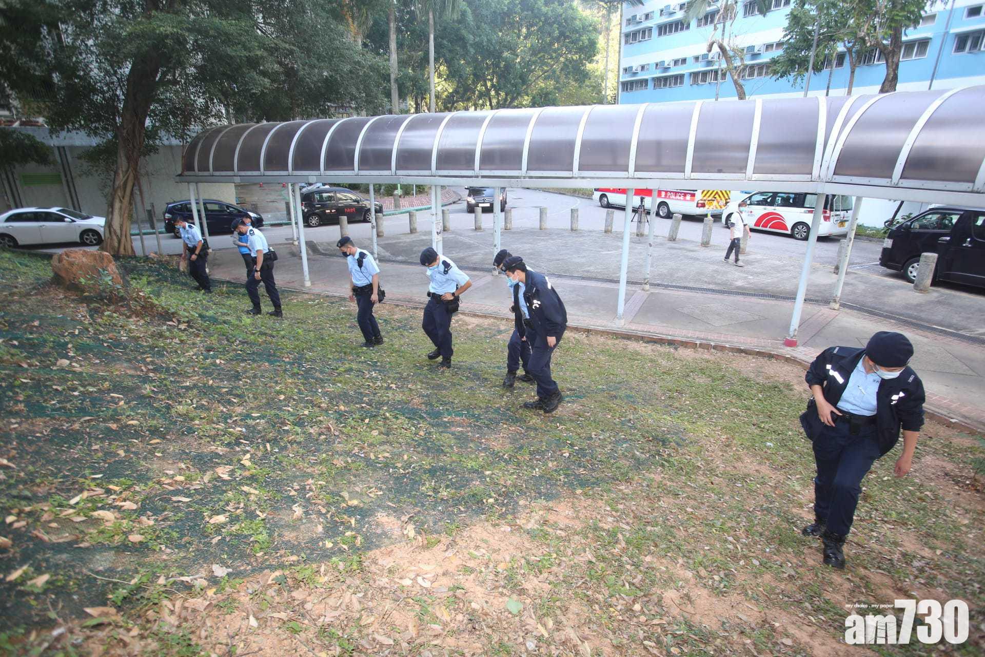 警員在現場進行地毯式搜索。