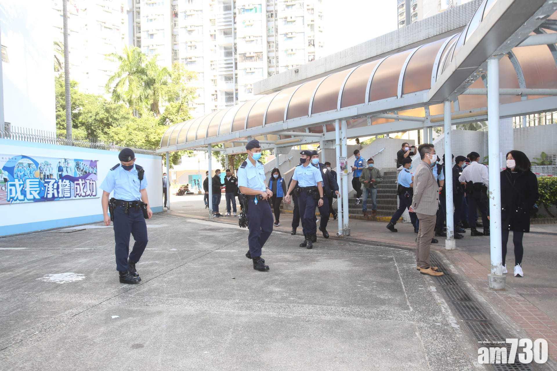 警員在現場進行地毯式搜索。