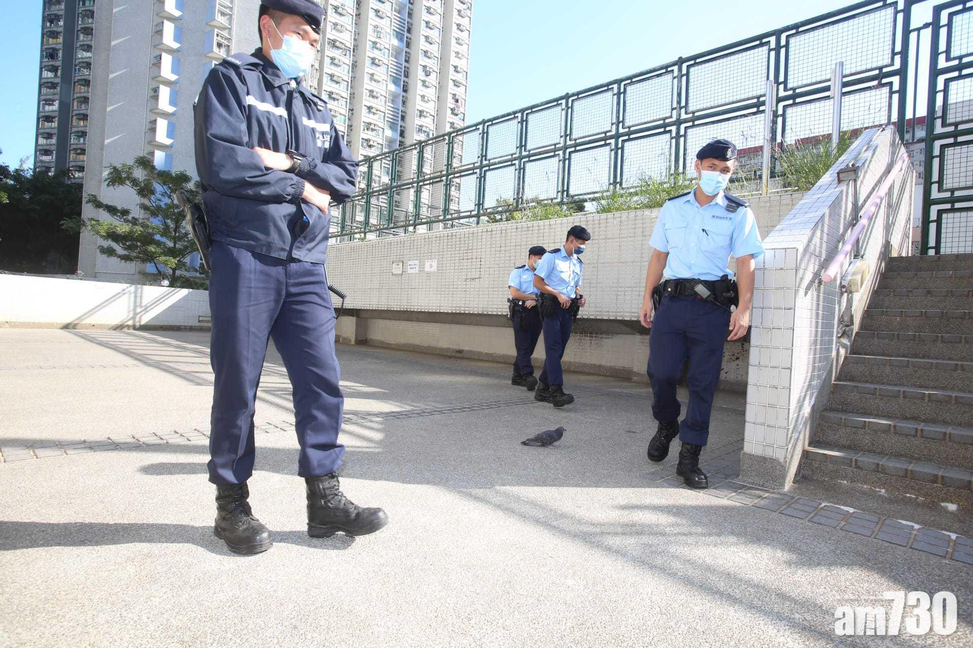 警員在現場進行地毯式搜索。