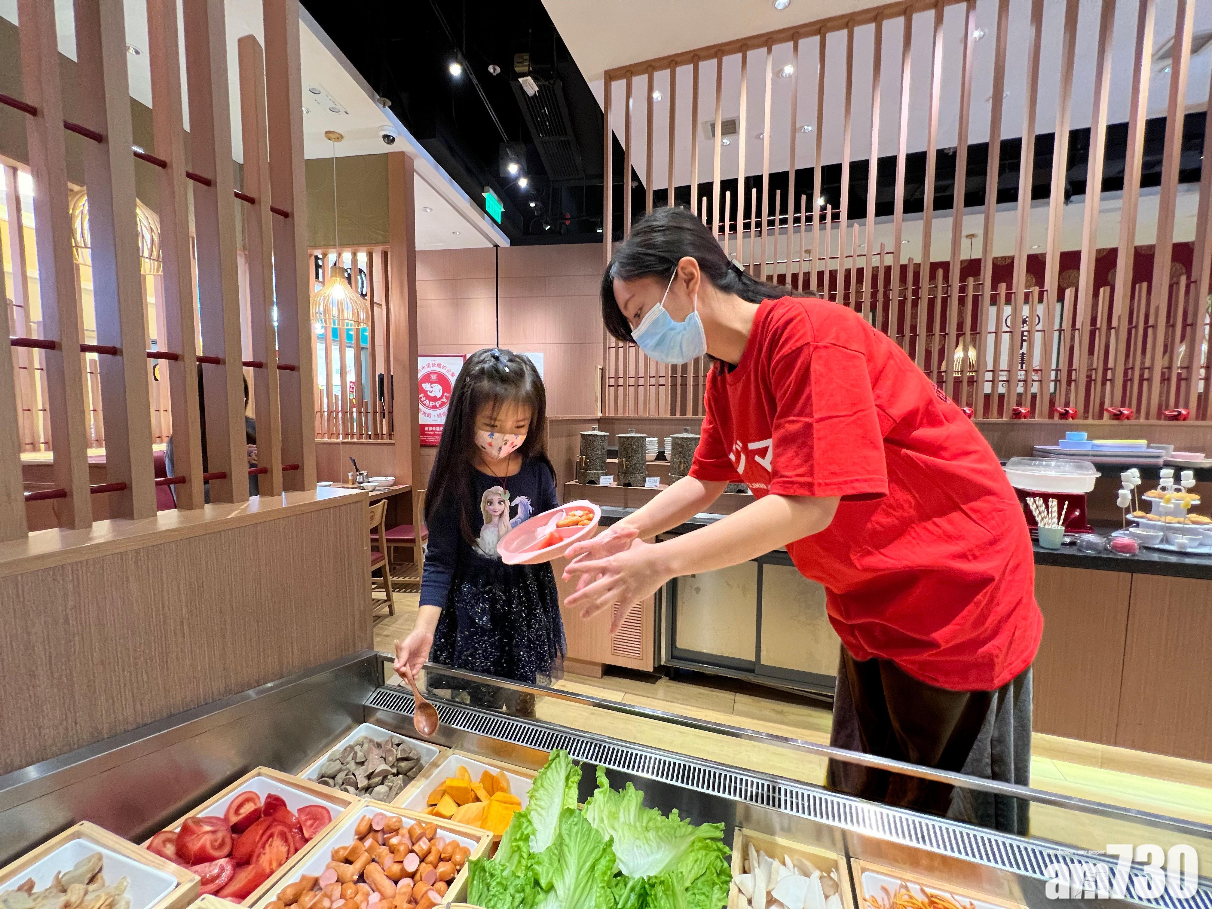 牛陣會安排服務大使在進餐前,為小朋友介紹DIY火鍋放題步驟