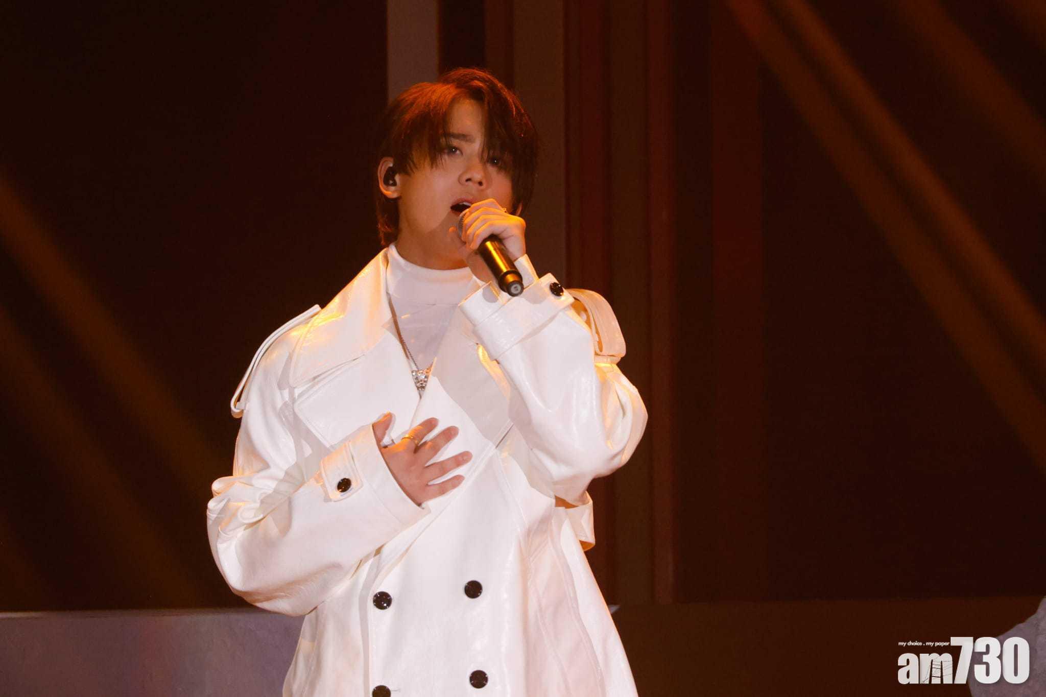 姜濤獻唱首經典名曲《浪子心聲》、《分分鐘需要你》、《等》、《追》、《夕陽之歌》的Medley。