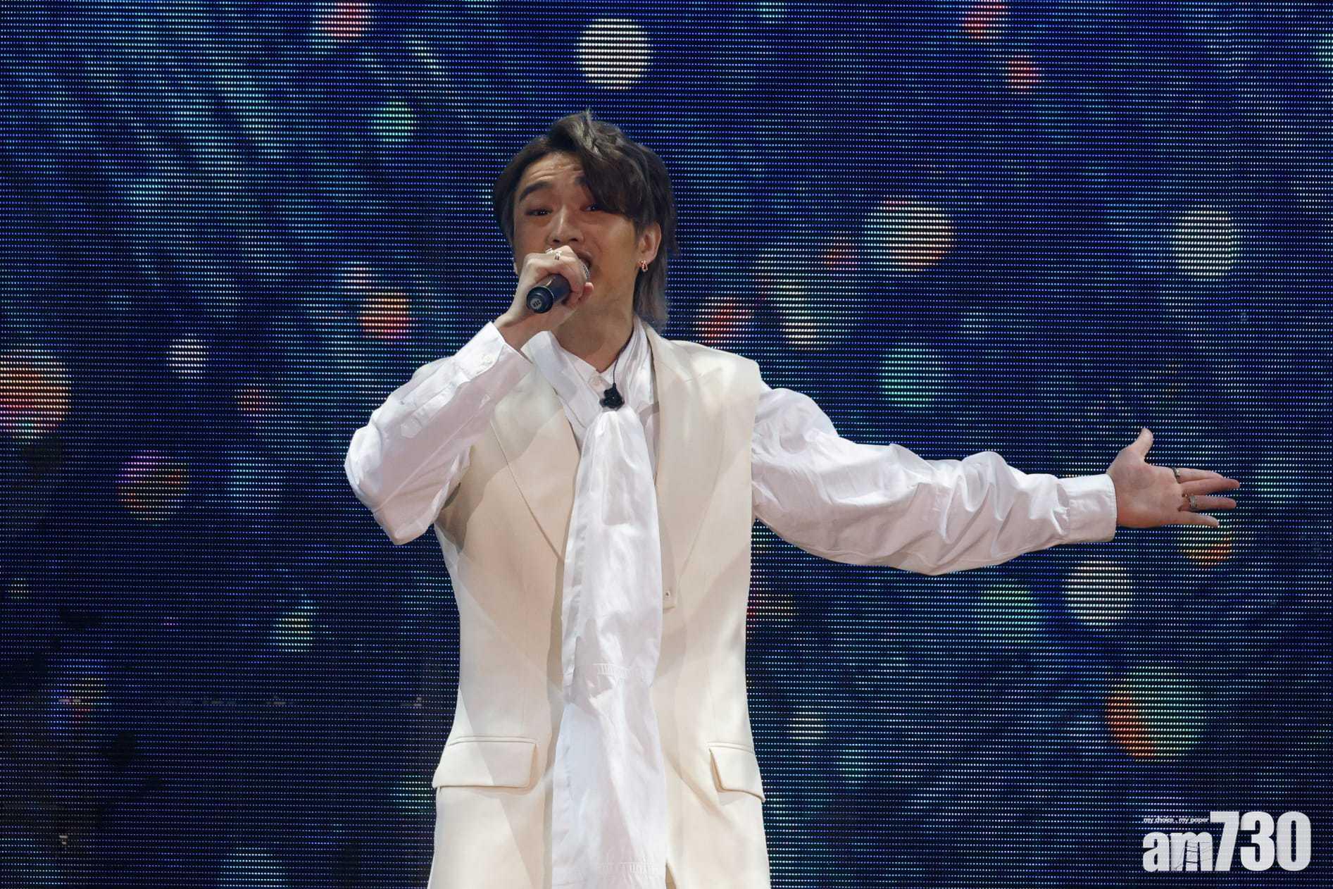 Jer唱《人類群星閃耀時》。