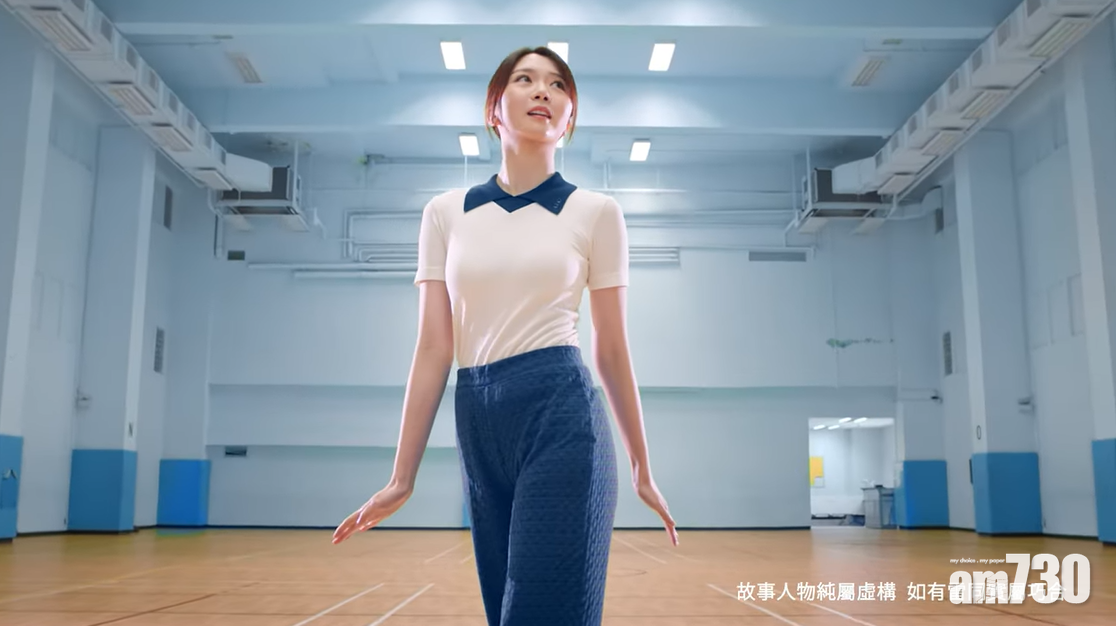 曾樂彤就以參賽者的打扮登場。