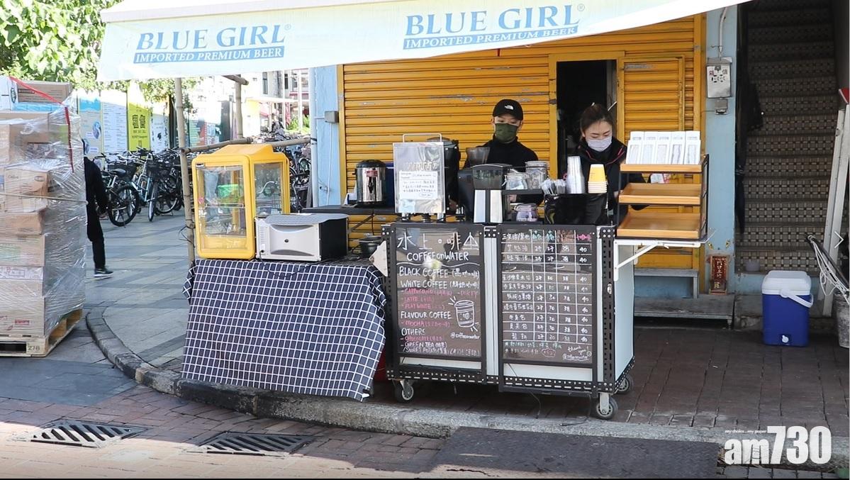 在碼頭對出的街角,有一架賣咖啡、牛角包、鬆餅、三文治的鐵皮車。