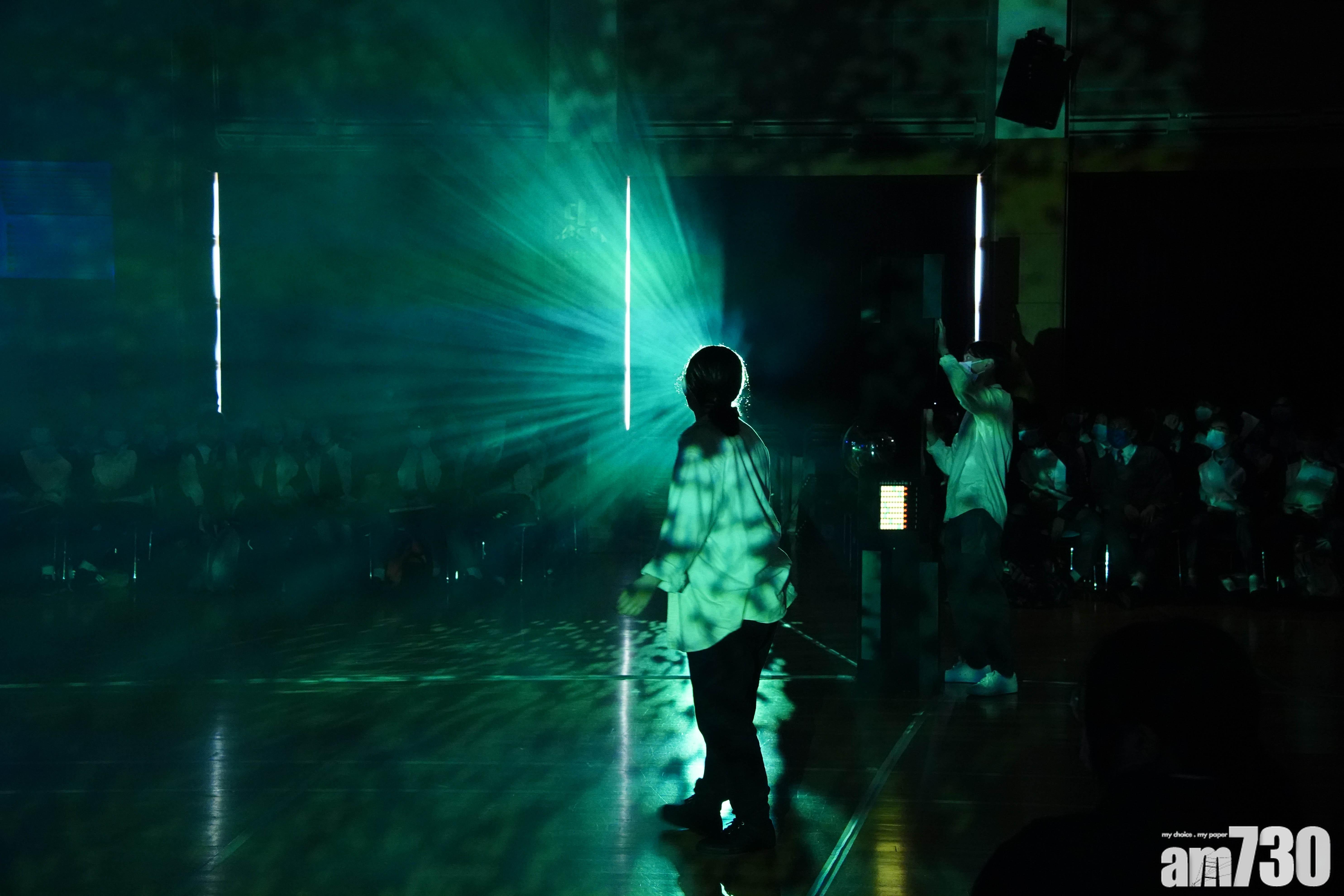 《方圓之外》是結合科技與藝術的演出。