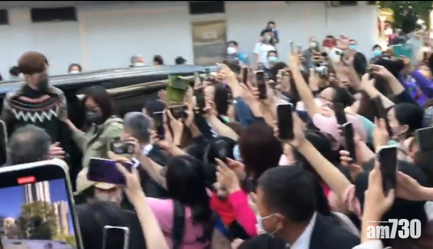 花姐與Anson Lo落車的時候,在場的神徒不停尖叫。(網上影片截圖)