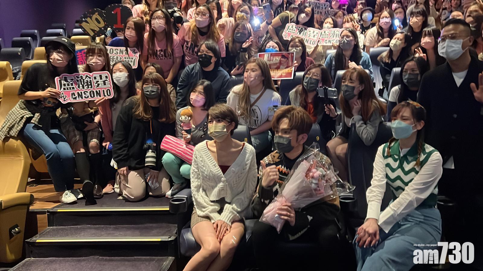 神徒在場內高舉燈牌。