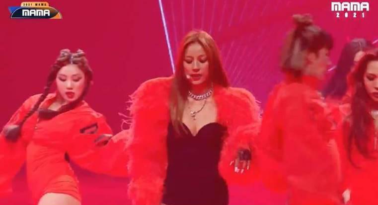 性感如惜的李孝利。