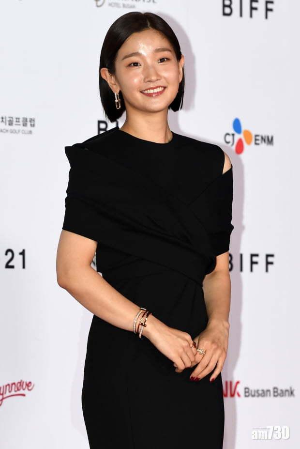 朴素丹早剪短髮拍攝新片《特送》。