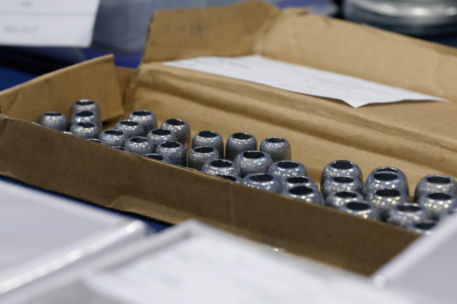 警方檢獲氣槍及鉛彈。(蘇文傑攝)