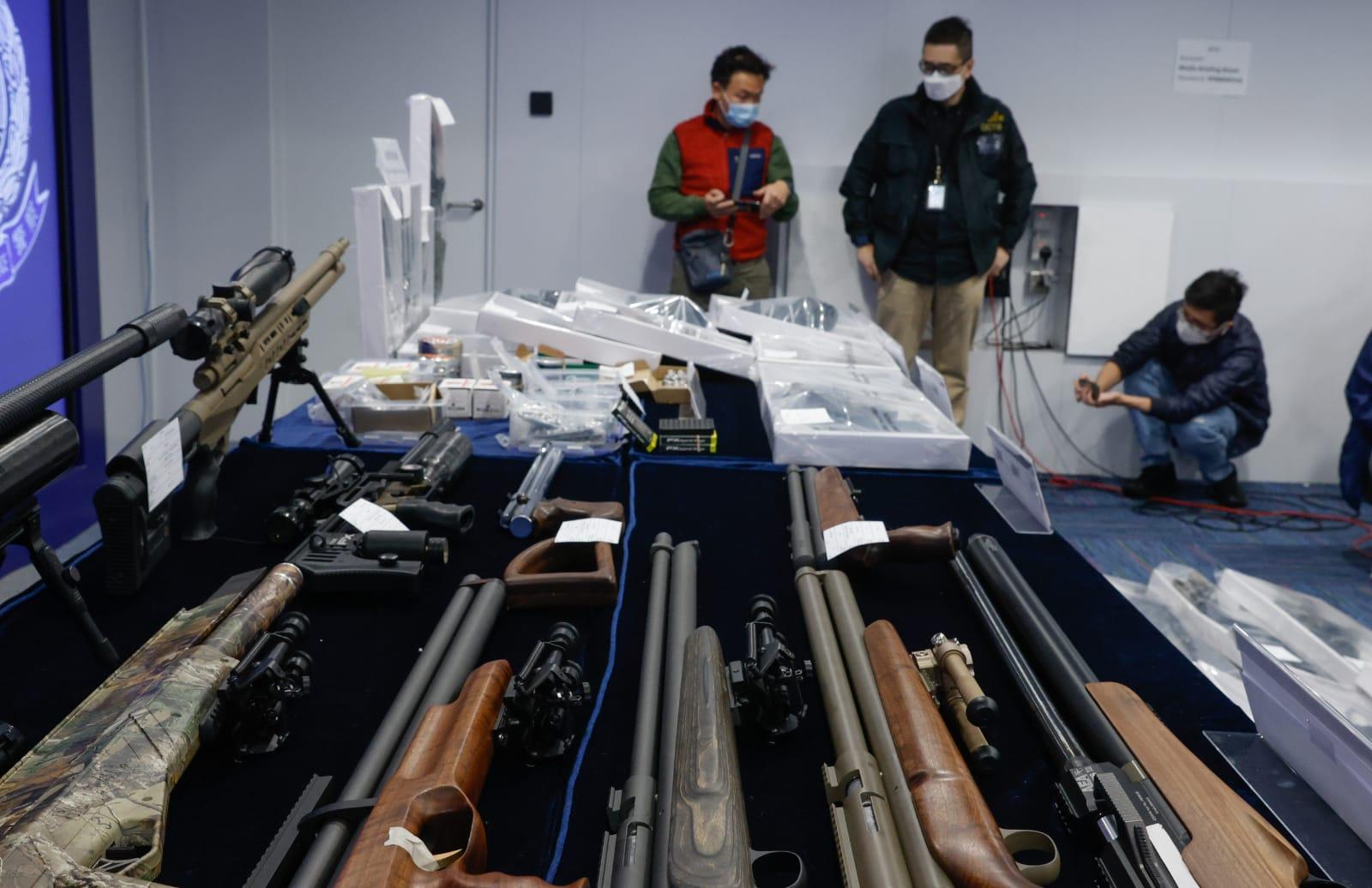 警方檢獲大批氣槍。(蘇文傑攝)