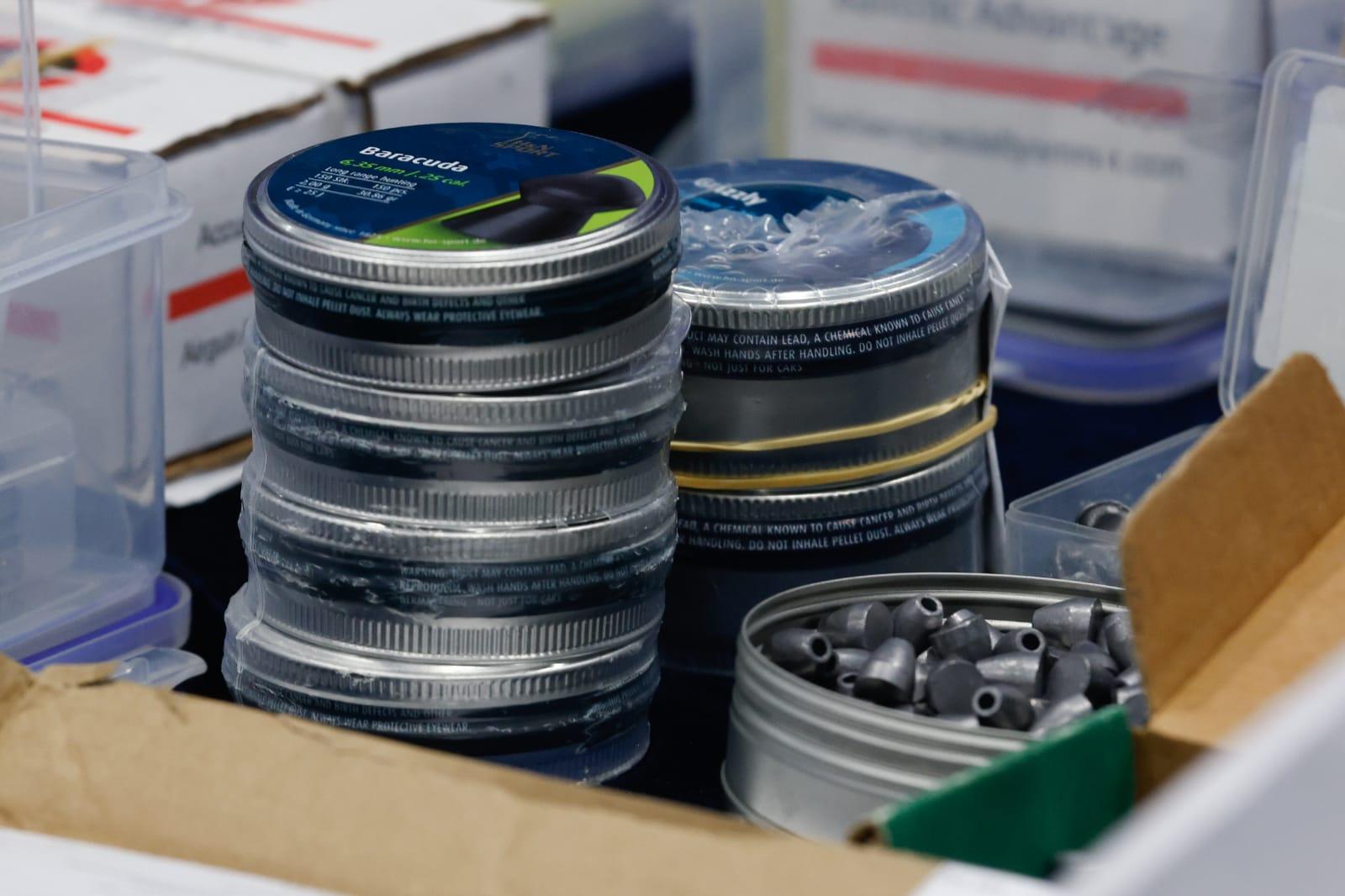 警方檢獲氣槍及鉛彈。(蘇文傑攝)