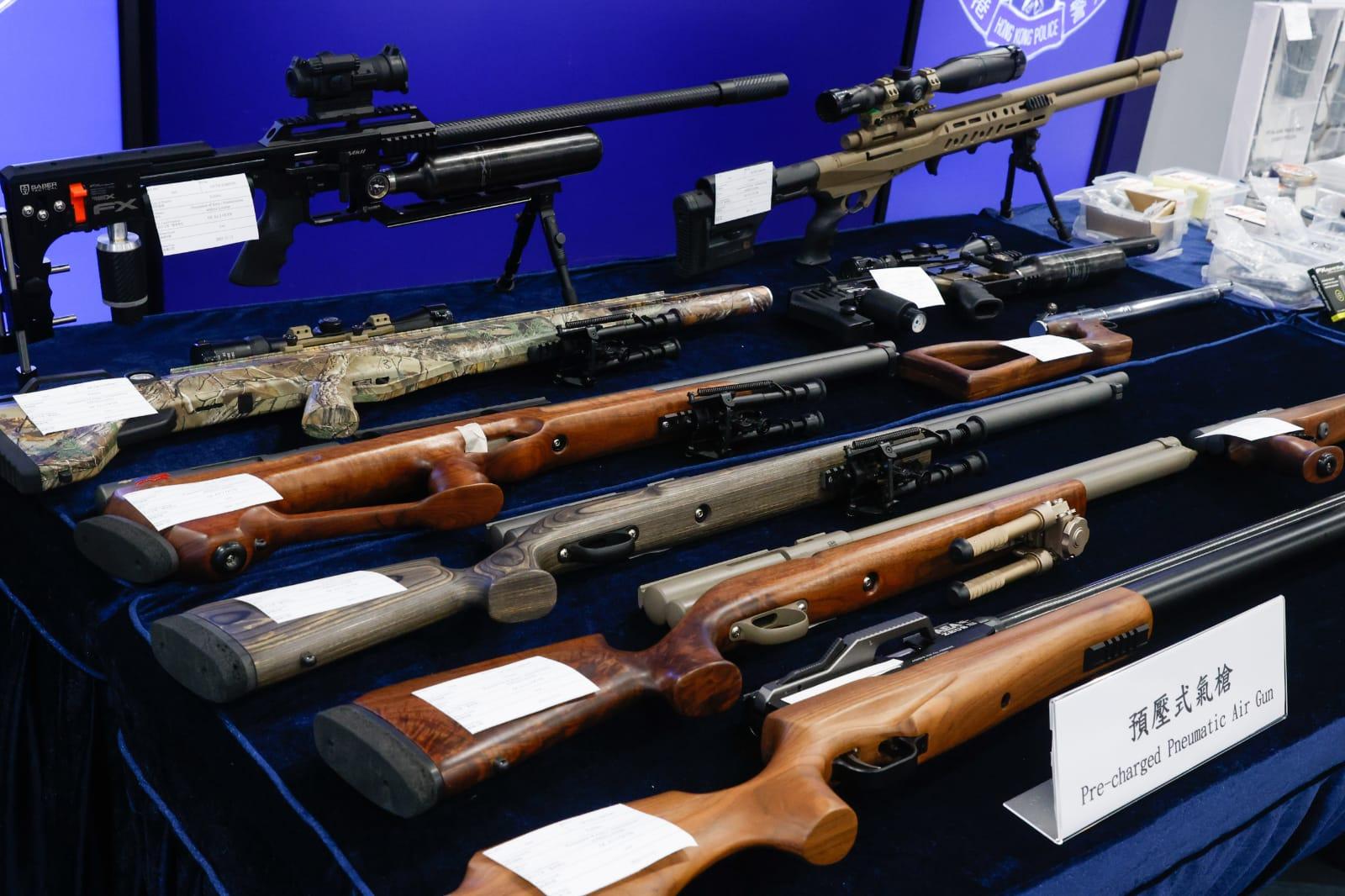 警方檢獲大批氣槍。(蘇文傑攝)