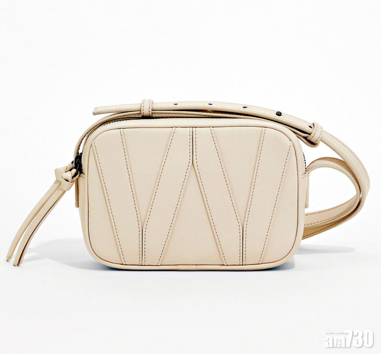 奶油白色盒形小手袋 $1,880 (b)