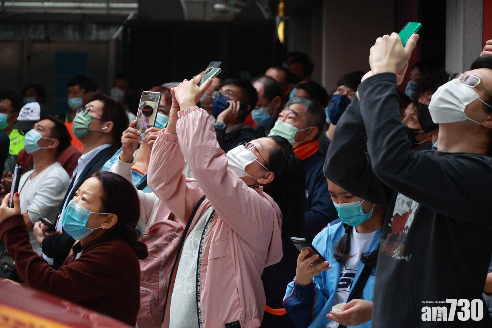 警方封鎖謝斐道和東角道。(莊振邦攝)