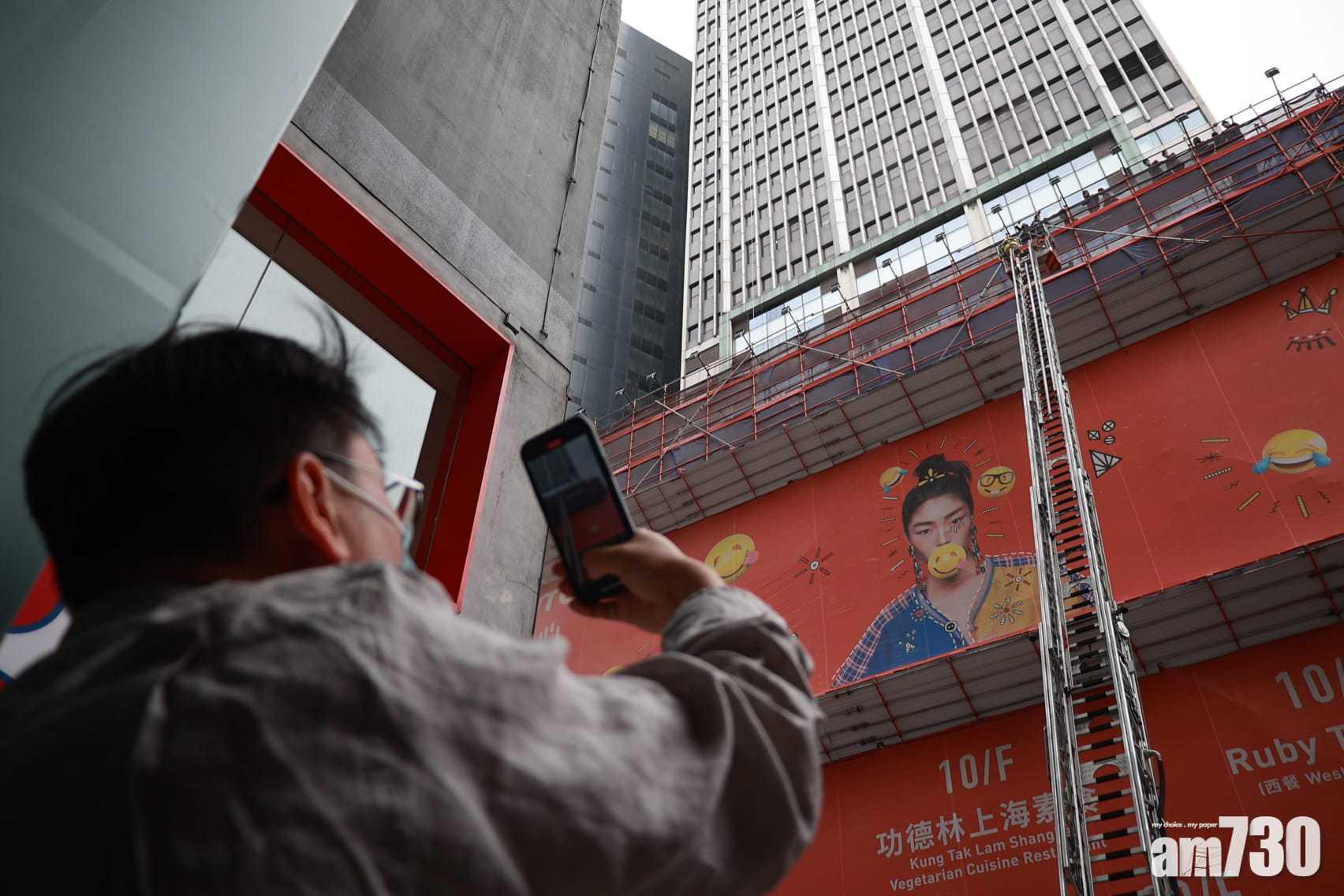 警方封鎖謝斐道和東角道。(莊振邦攝)