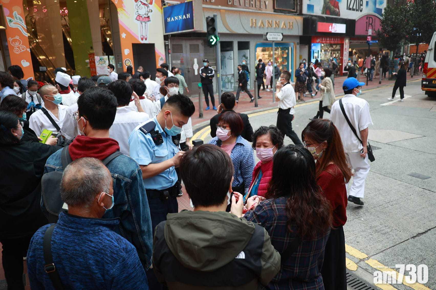 警方封鎖謝斐道和東角道。(莊振邦攝)