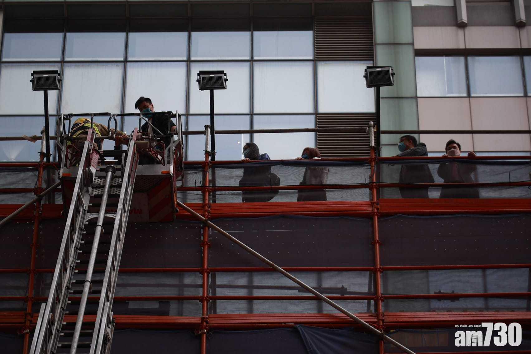 消防架起雲梯,逐一接走被困的市民。(莊振邦攝)