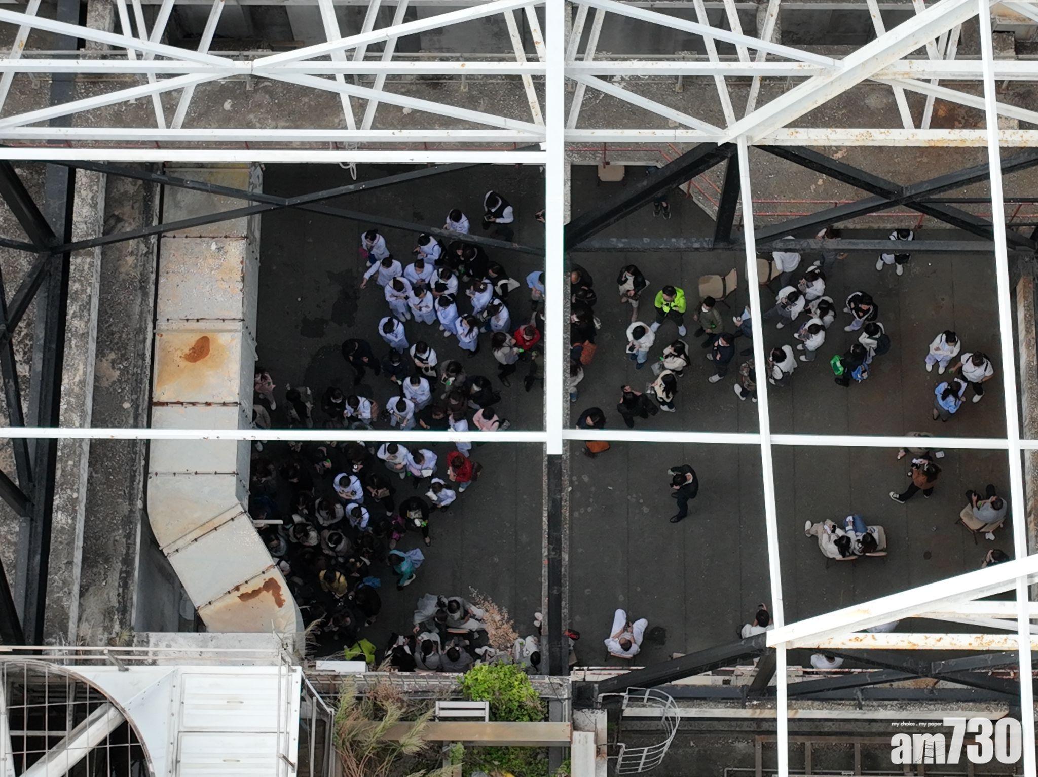 警方封鎖大廈附近。