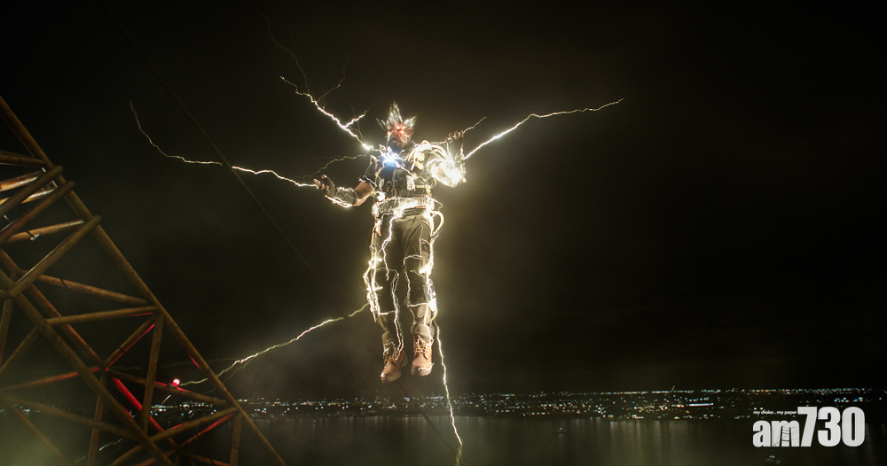 電魔何解由「地中海」變成一頭濃密黑髮,片中亦有以此作為笑料。